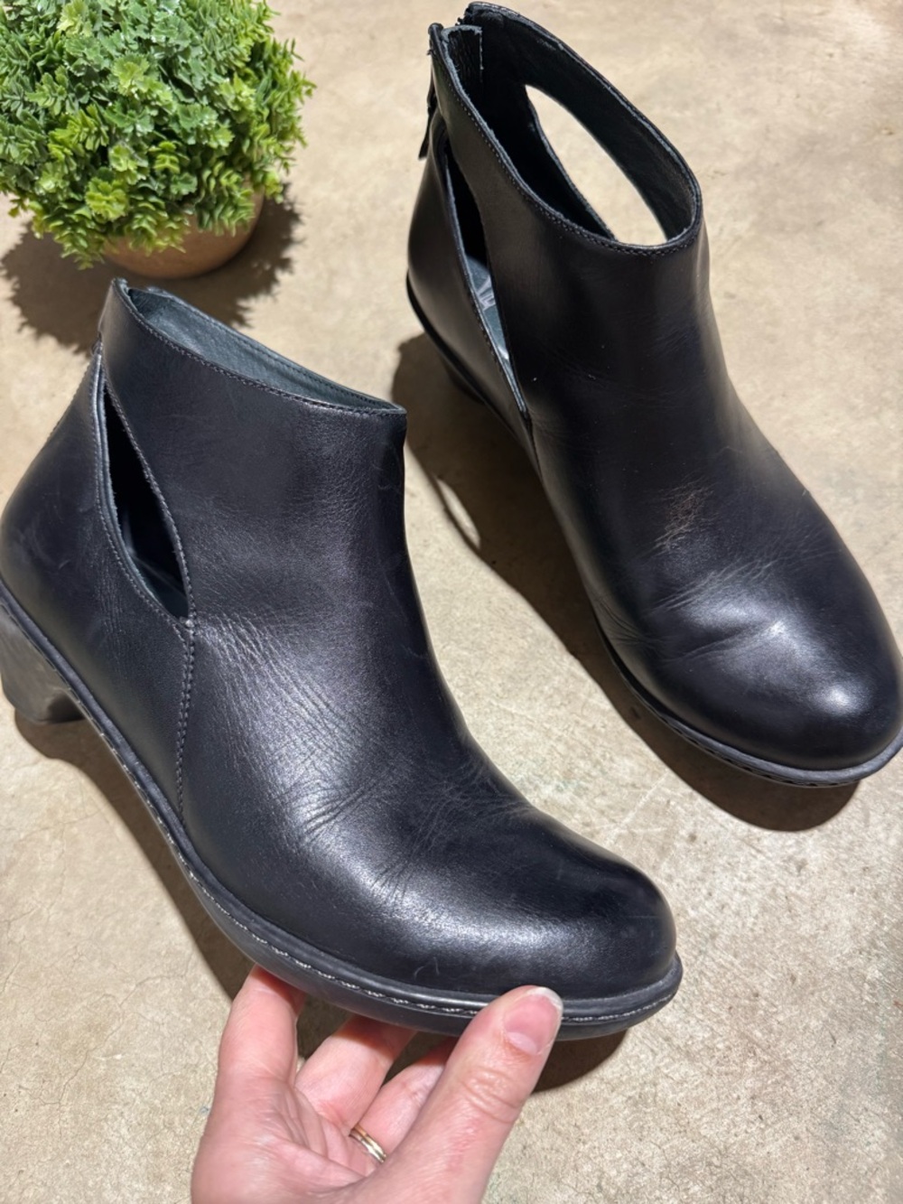 Dansko Bonita Cut Out Ankle Boots Size 9 Black Leather Comfort Fall Classic